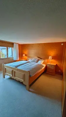 Ein Bett oder Betten in einem Zimmer der Unterkunft Charmantes Haus in Unterseen