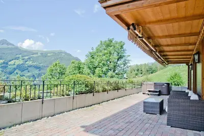 Ein allgemeiner Bergblick oder ein Berglick von des Chalets aus