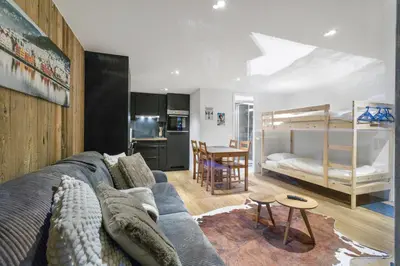 Ein Bett oder Betten in einem Zimmer der Unterkunft Studio élégant au cœur des Alpes