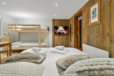 Ein Bett oder Betten in einem Zimmer der Unterkunft Studio élégant au cœur des Alpes