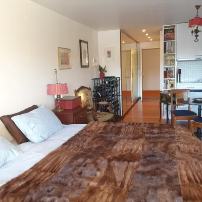 Ein Bett oder Betten in einem Zimmer der Unterkunft Beau studio avec piscine et terrasse à Crans Montana