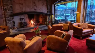 Ein Sitzbereich in der Unterkunft Beau studio avec piscine et terrasse à Crans Montana