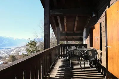 Ein allgemeiner Bergblick oder ein Berglick von der Ferienwohnung aus