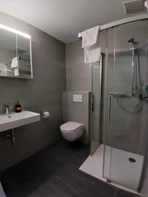 Ein Badezimmer in der Unterkunft Hotel Garni