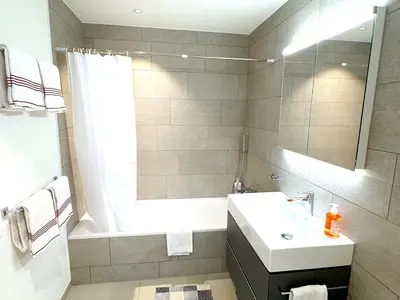 Ein Badezimmer in der Unterkunft SwissHut Modern 5min Interlaken West Station - Apart. Rugen 2