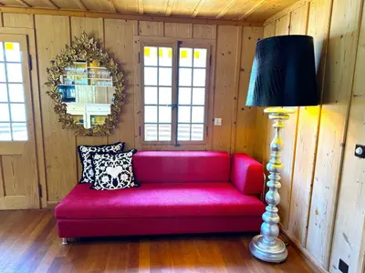 Ein Sitzbereich in der Unterkunft Concierge, Boat House Scenic Views by SwissHut