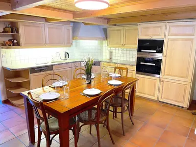 Küche/Küchenzeile in der Unterkunft Lake Thun Alps Scenic Views and Concierge by SwissHut
