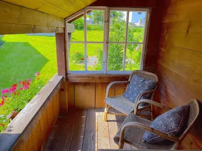 Ein Garten an der Unterkunft Lake Thun Alps Scenic Views and Concierge by SwissHut