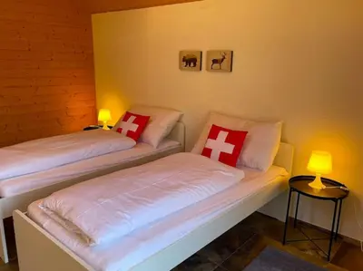 Ein Bett oder Betten in einem Zimmer der Unterkunft SwissHut Modern Chalet with Spa - Chalet Beunden