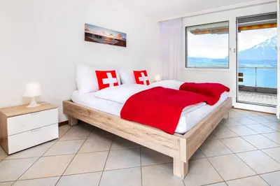 Ein Bett oder Betten in einem Zimmer der Unterkunft Lake Thun Alps Scenic Views and Concierge by SwissHut