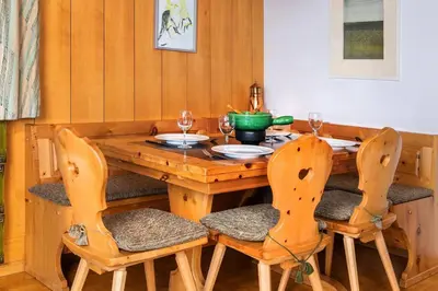 Ein Sitzbereich in der Unterkunft Lake Thun Alps Scenic Views and Concierge by SwissHut
