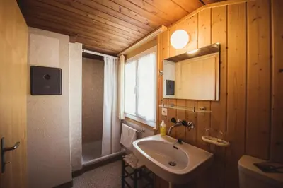 Ein Badezimmer in der Unterkunft Top floor flat with lake view and balcony