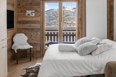Ein Bett oder Betten in einem Zimmer der Unterkunft Studio rénové avec vue sur les montagnes