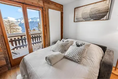 Ein Bett oder Betten in einem Zimmer der Unterkunft Studio rénové avec vue sur les montagnes