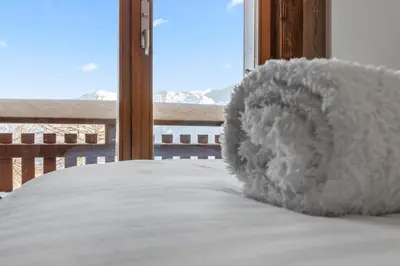 Ein Bett oder Betten in einem Zimmer der Unterkunft Studio rénové avec vue sur les montagnes