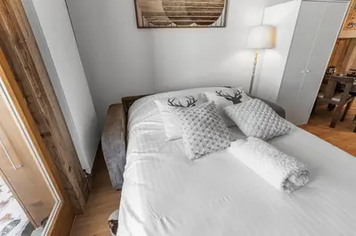 Ein Bett oder Betten in einem Zimmer der Unterkunft Studio rénové avec vue sur les montagnes