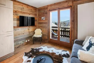 TV/Unterhaltungsangebot in der Unterkunft Studio rénové avec vue sur les montagnes