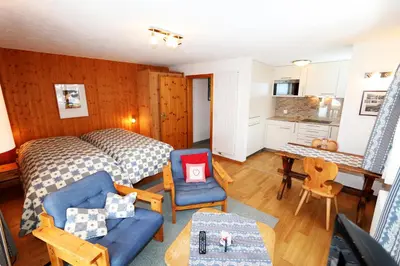 Ein Sitzbereich in der Unterkunft Chalet La Sapinière