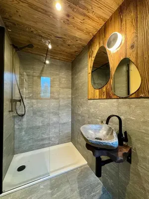 Ein Badezimmer in der Unterkunft Chalet Monjeri, modern und einzigartig