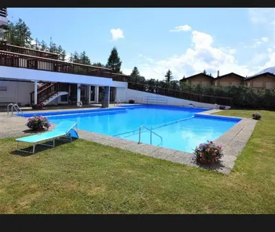 Der Swimmingpool an oder in der Nähe von Crans Montana-Snow island