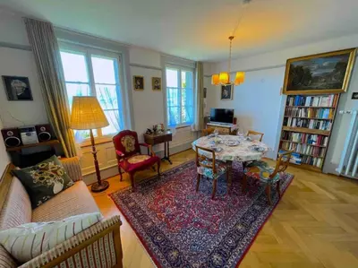 Ein Sitzbereich in der Unterkunft Lake Thun Alps Scenic Views and Concierge by SwissHut