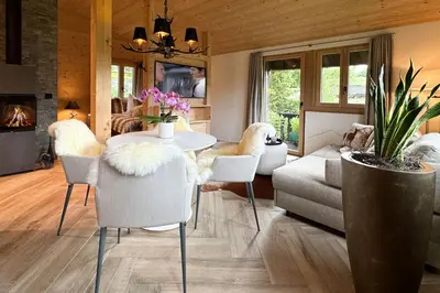 Ein Sitzbereich in der Unterkunft Chalet Gletscherliechtli