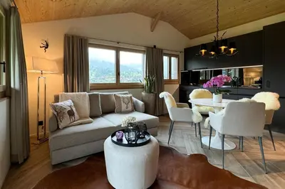 Ein Sitzbereich in der Unterkunft Chalet Gletscherliechtli