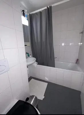 Ein Badezimmer in der Unterkunft Sherd room in apartment