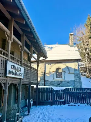 Das Gebäude in dem sich das Chalet befindet