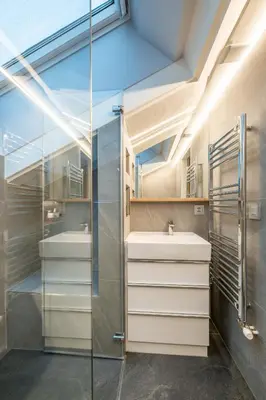 Ein Badezimmer in der Unterkunft central luxury penthouse with great matterhorn view