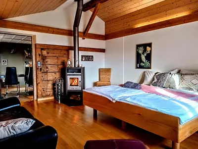 Ein Bett oder Betten in einem Zimmer der Unterkunft Sérénité Einigen, Chalet, Cherry blossom special