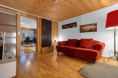 Ein Sitzbereich in der Unterkunft Sérénité Einigen, Chalet, Cherry blossom special