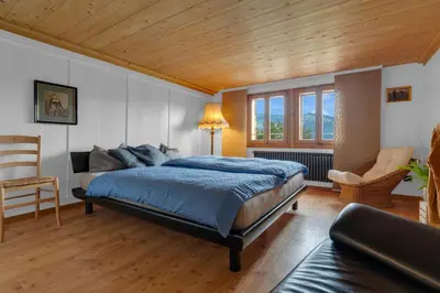 Ein Bett oder Betten in einem Zimmer der Unterkunft Sérénité Einigen, Chalet, Cherry blossom special
