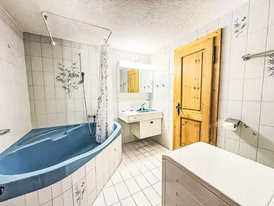 Ein Badezimmer in der Unterkunft Apartment Haus Bellevue-8 by Interhome