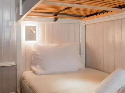 Ein Bett oder Betten in einem Zimmer der Unterkunft Chalet Le Boletus by Interhome