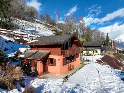 Ein allgemeiner Bergblick oder ein Berglick von des Chalets aus