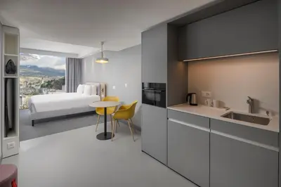Ein Bett oder Betten in einem Zimmer der Unterkunft Holiday Inn Express & Suites Sion by IHG