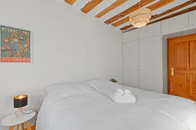 Ein Bett oder Betten in einem Zimmer der Unterkunft Appartement élégant dans le Château des Vidomnes
