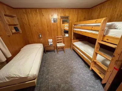 Ein Bett oder Betten in einem Zimmer der Unterkunft Long & Short Stay Hotel Bahnhof Ausserberg