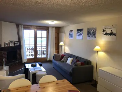 Ein Sitzbereich in der Unterkunft Mayens de l'Ours CZ 013 - MOUNTAIN apartment 8 per