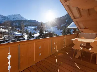 Ein allgemeiner Bergblick oder ein Berglick von des Ferienhauses aus