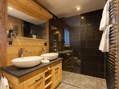 Ein Badezimmer in der Unterkunft Stunning Modern Chalet with Indoor Pool and Spa
