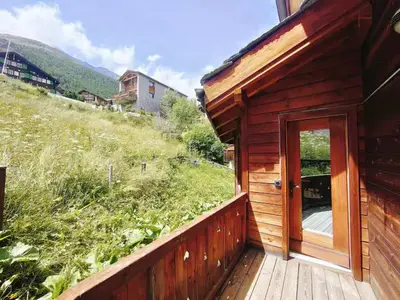Ein allgemeiner Bergblick oder ein Berglick von des Chalets aus