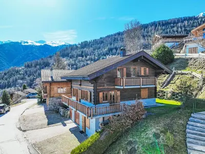 Ein allgemeiner Bergblick oder ein Berglick von des Ferienhauses aus