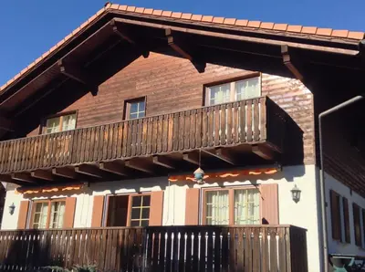 Das Gebäude in dem sich das Ferienhaus befindet
