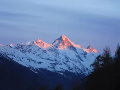 Ein allgemeiner Bergblick oder ein Berglick von des Chalets aus
