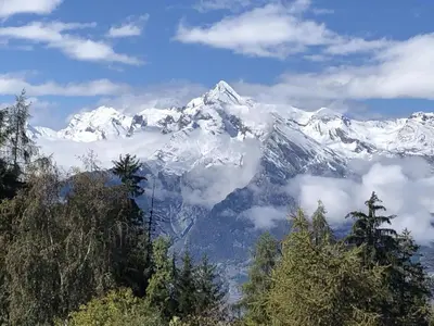 Ein allgemeiner Bergblick oder ein Berglick von der Ferienwohnung aus