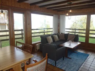 Ein Sitzbereich in der Unterkunft Cozy Apartment With Mountain Views