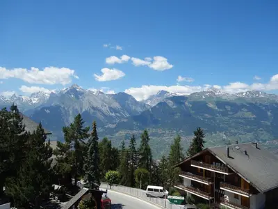 Ein allgemeiner Bergblick oder ein Berglick von der Ferienwohnung aus