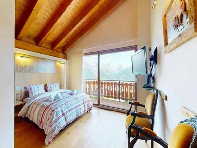 Ein Bett oder Betten in einem Zimmer der Unterkunft Majestic chalet with indoor pool